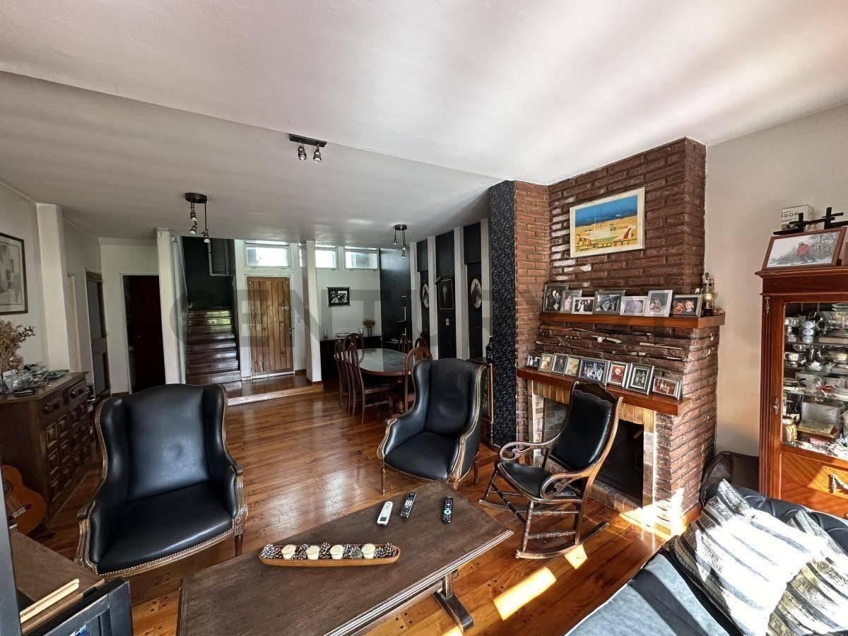 Foto de VENTA CASA DE 4 AMBIENTES CON COCHERA, PILETA Y GRAN JARDIN EN LA PLATA, imagen 3