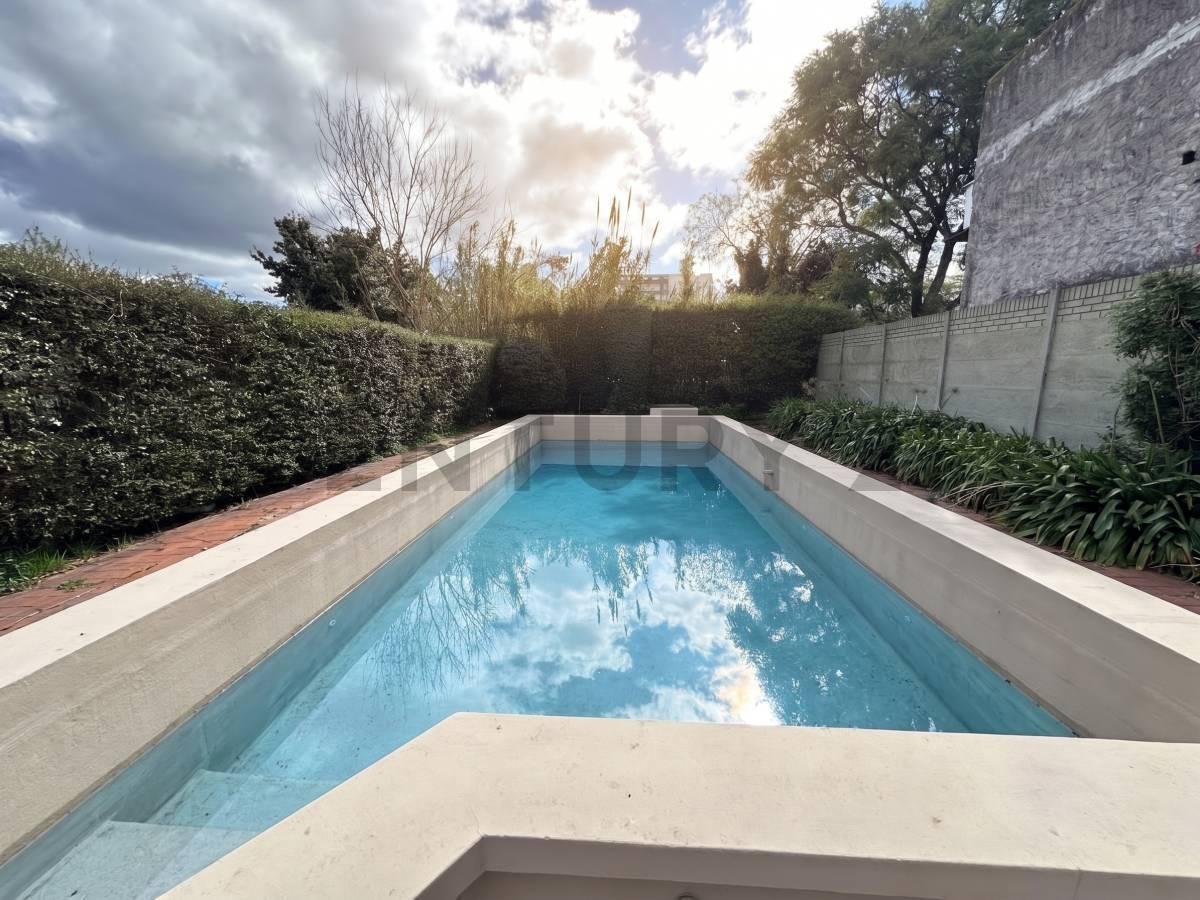 Foto de VENTA CASA DE 4 AMBIENTES CON COCHERA, PILETA Y GRAN JARDIN EN LA PLATA, imagen 2