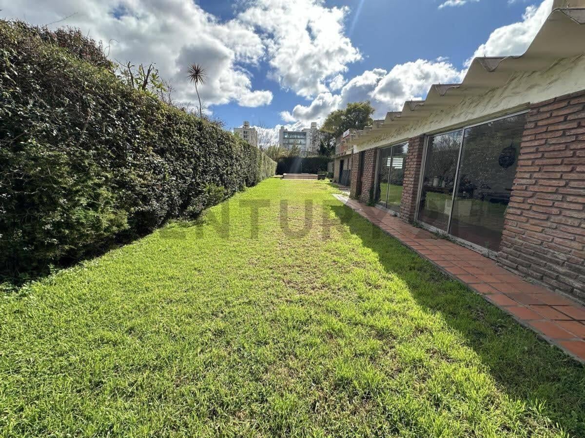 Foto de VENTA CASA DE 4 AMBIENTES CON COCHERA, PILETA Y GRAN JARDIN EN LA PLATA, imagen 1