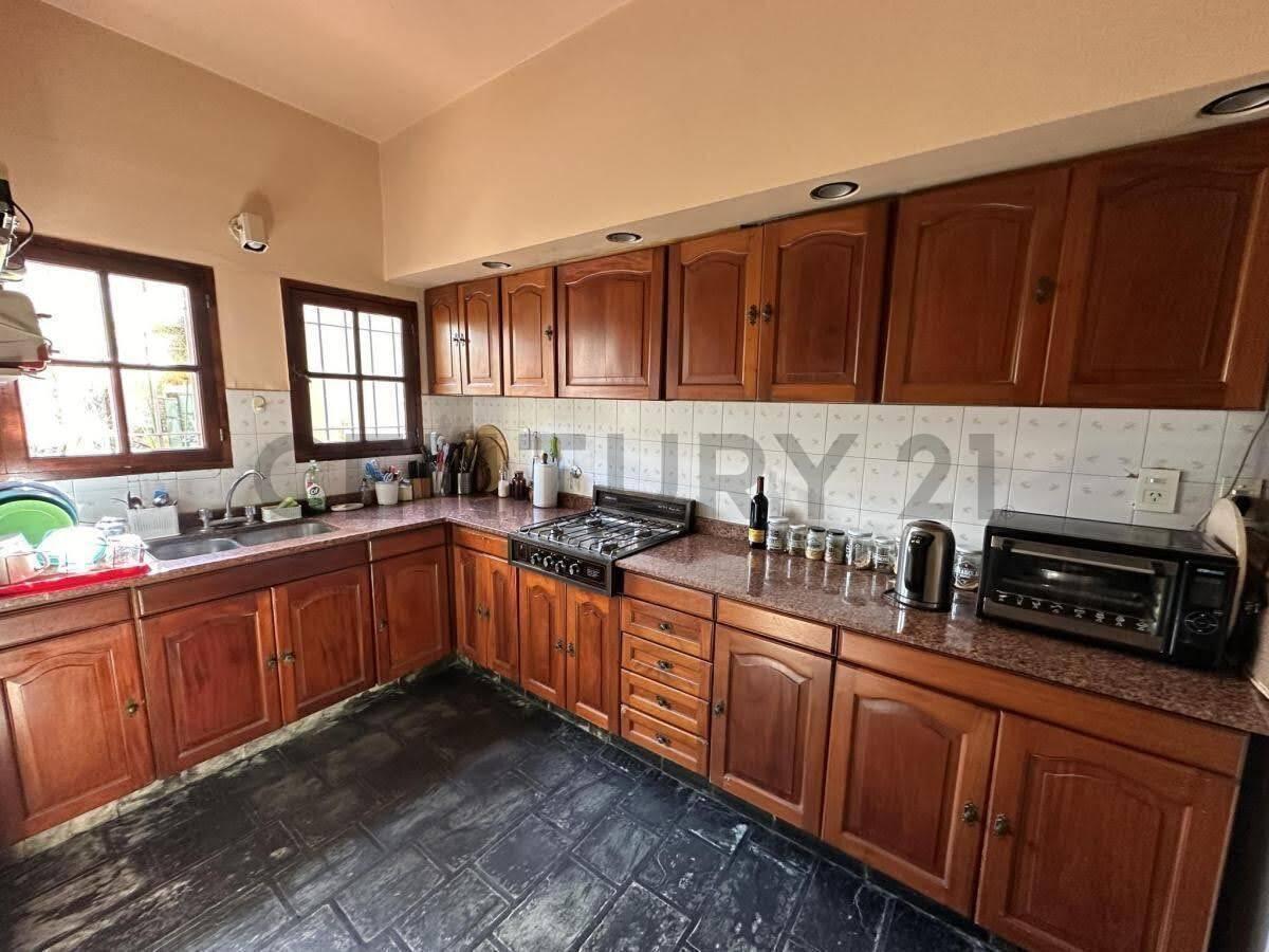 Foto de VENTA CASA DE 4 AMBIENTES CON COCHERA, PILETA Y GRAN JARDIN EN LA PLATA, imagen 5