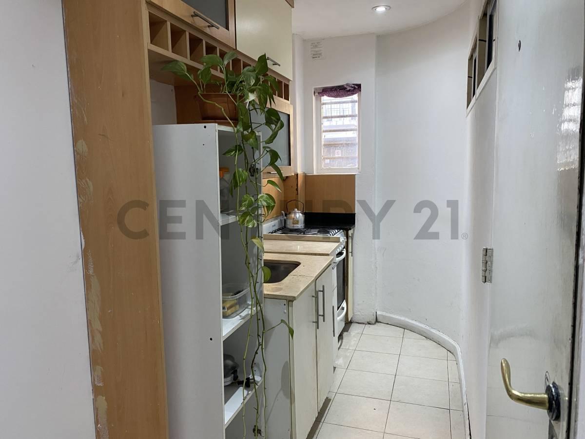 Foto de VENTA DEPARTAMENTO DE 2 AMBIENTES EN PB CON PATIO - APTO PROFESIONAL Y, imagen 3