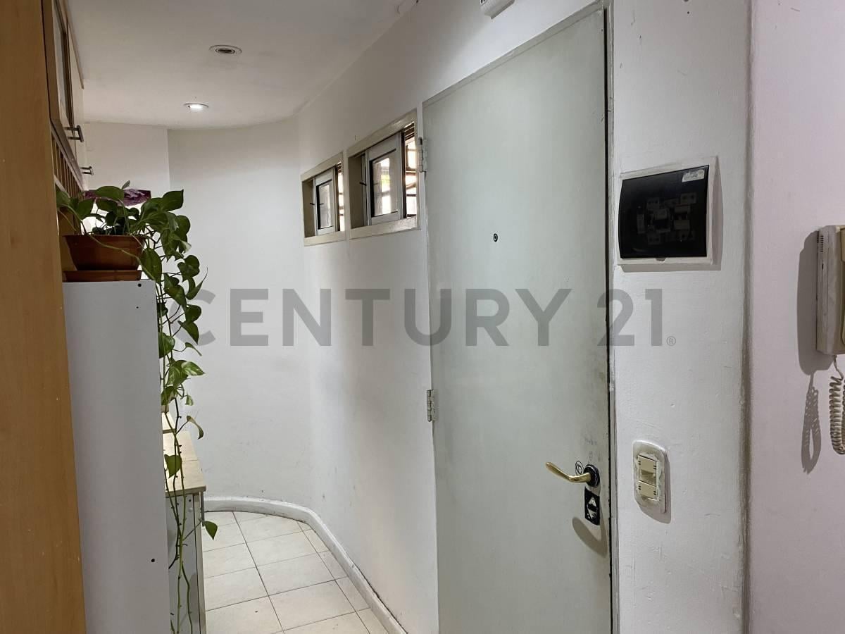 Foto de VENTA DEPARTAMENTO DE 2 AMBIENTES EN PB CON PATIO - APTO PROFESIONAL Y, imagen 2