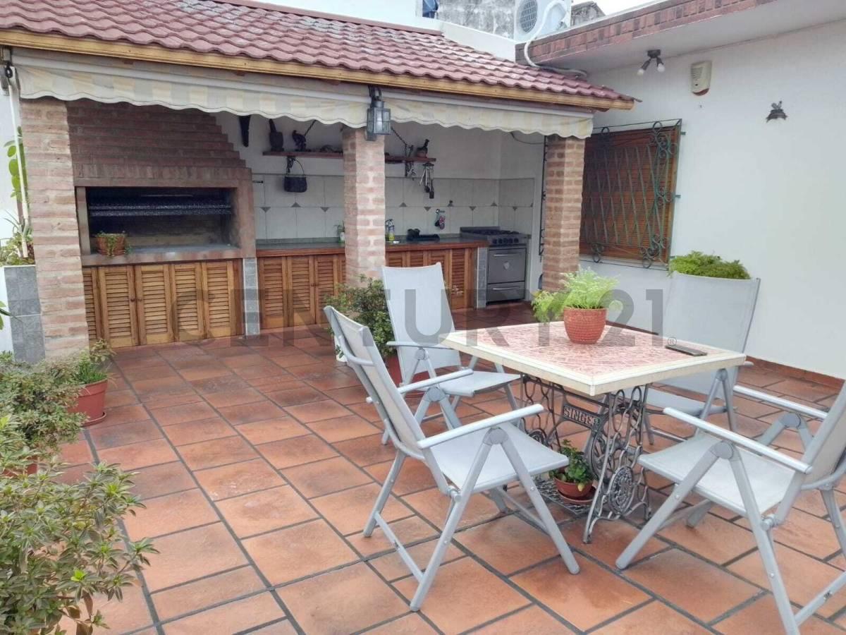 Foto de Casa de 4 ambientes con patio, dos terrazas y quincho., imagen 1