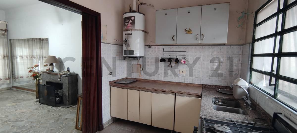 Foto de VENTA CASA MULTIFAMILIAR DE 3 AMBIENTES CON PATIO Y COCHERA, EN HAEDO, imagen 4
