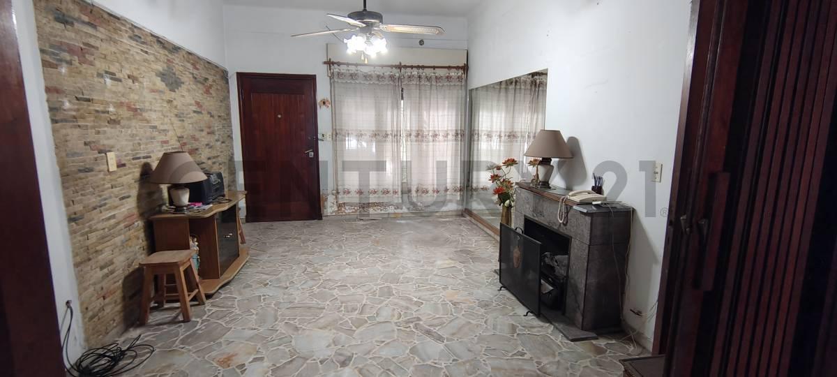 Foto de VENTA CASA MULTIFAMILIAR DE 3 AMBIENTES CON PATIO Y COCHERA, EN HAEDO, imagen 3