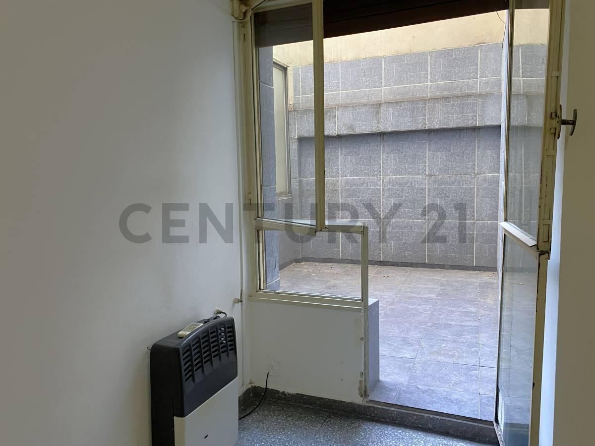Foto de VENTA DEPARTAMENTO DE 2 AMBIENTES CON PATIO - APTO CRÉDITO - FLORES, imagen 1