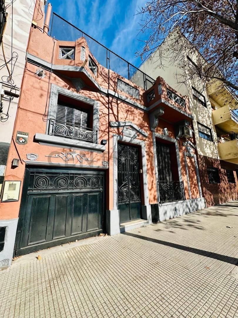 Foto de VENTA CASA LOTE PROPIO RECICLADA CON COCHERA PATIO Y TERRAZA EN BOEDO, imagen 2