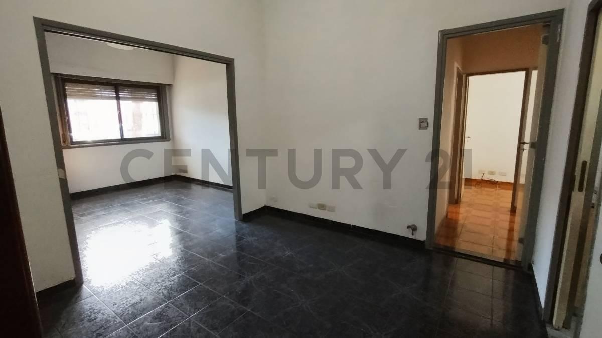 Foto de VENTA DEPARTAMENTO DE 4 AMBIENTES CON PATIO EN PARQUE CHACABUCO, imagen 1