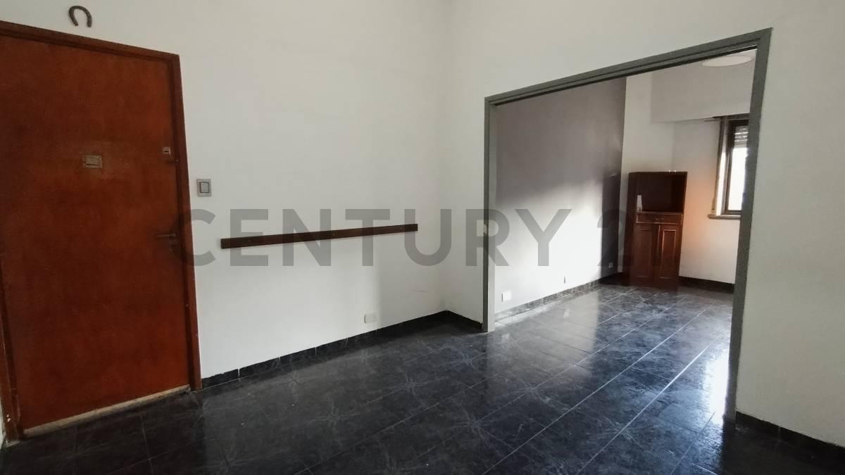 Foto de VENTA DEPARTAMENTO EN FLORES - 4 AMBIENTES CON PATIO, imagen 2