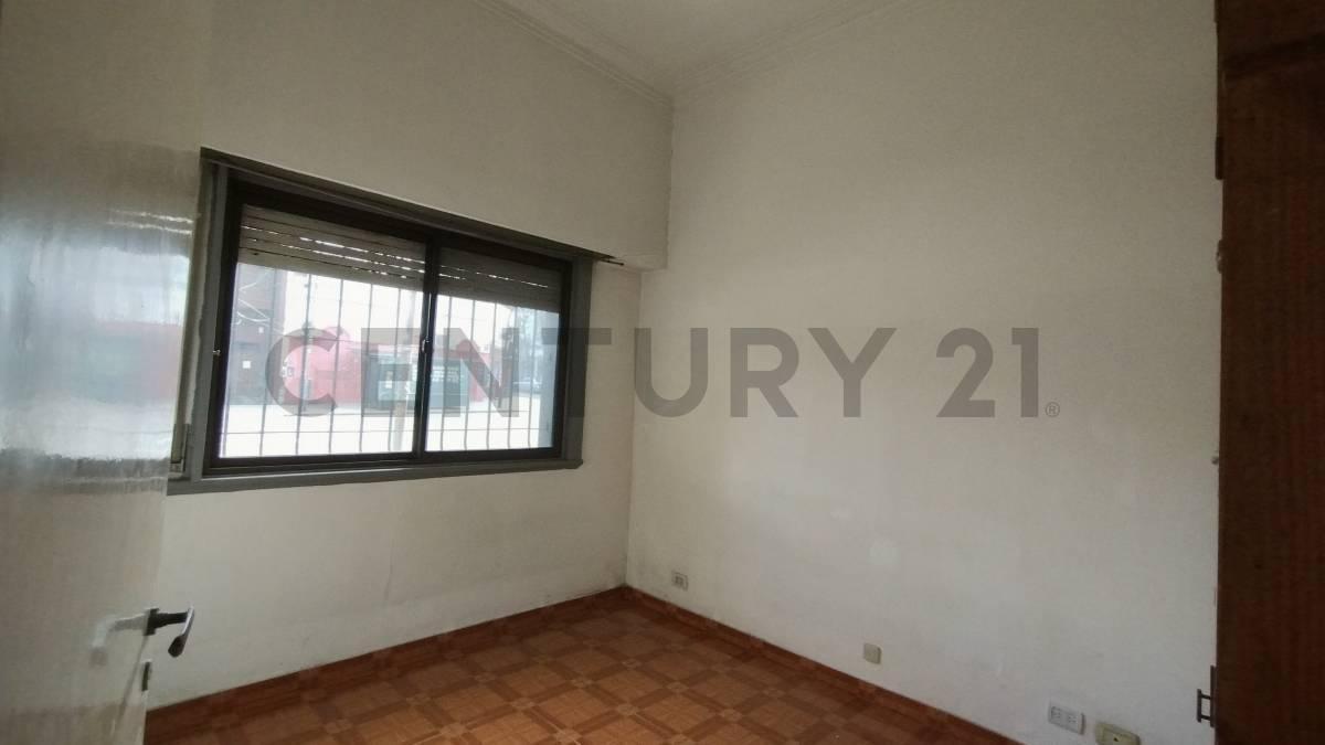 Foto de VENTA DEPARTAMENTO EN FLORES - 4 AMBIENTES CON PATIO, imagen 3