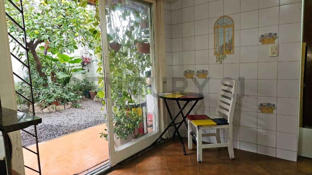 Foto de Casa Dúplex con cochera y jardín de 5 ambientes en Villa Maipú, San, imagen 1