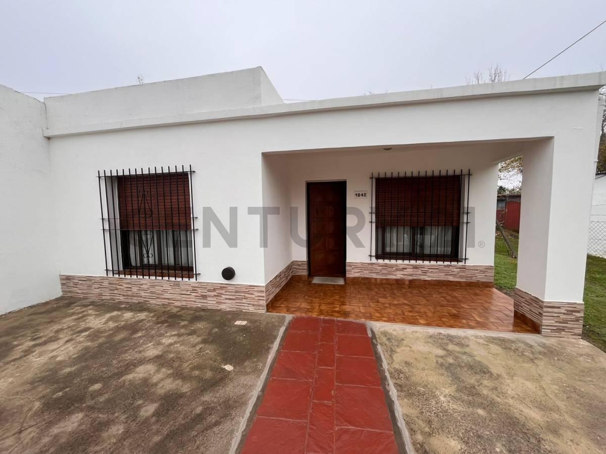 Foto de Casa en Venta 2 Dormitorios con jardín, Parrilla y Galpón al fondo, imagen 3
