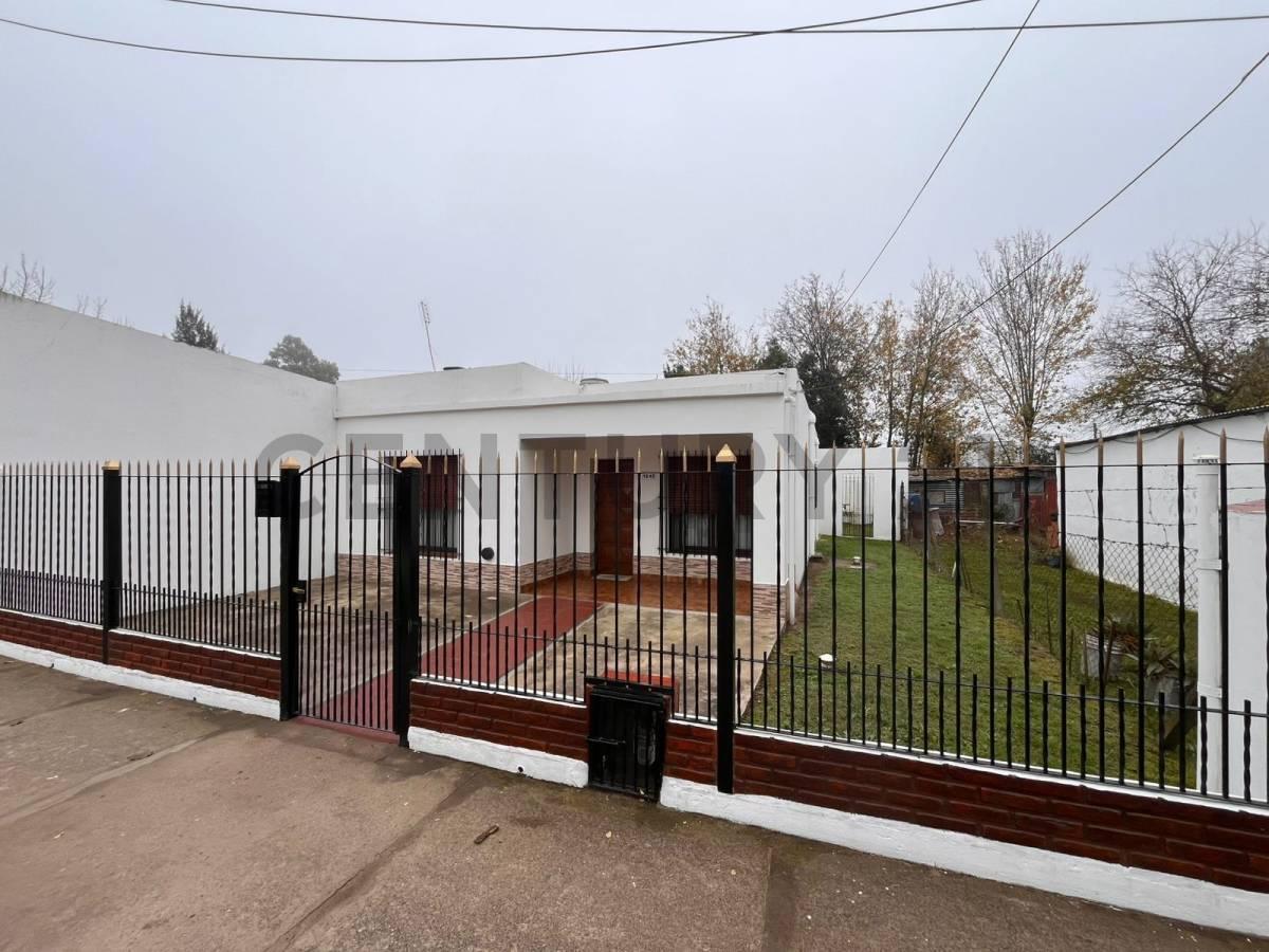 Foto de Casa en Venta 2 Dormitorios con jardín, Parrilla y Galpón al fondo, imagen 5