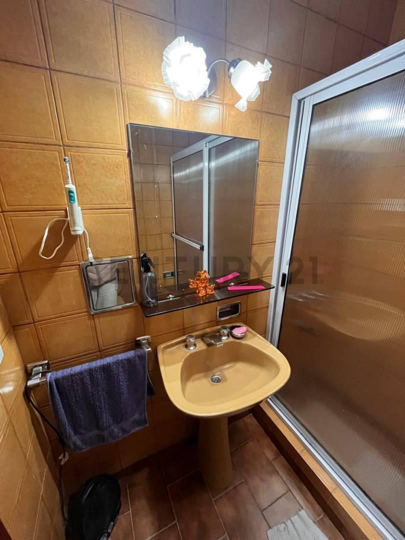 Foto de Casa en Venta 2 Dormitorios con jardín, Parrilla y Galpón al fondo, imagen 4