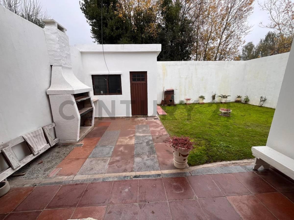 Foto de Casa en Venta 2 Dormitorios con jardín, Parrilla y Galpón al fondo, imagen 3
