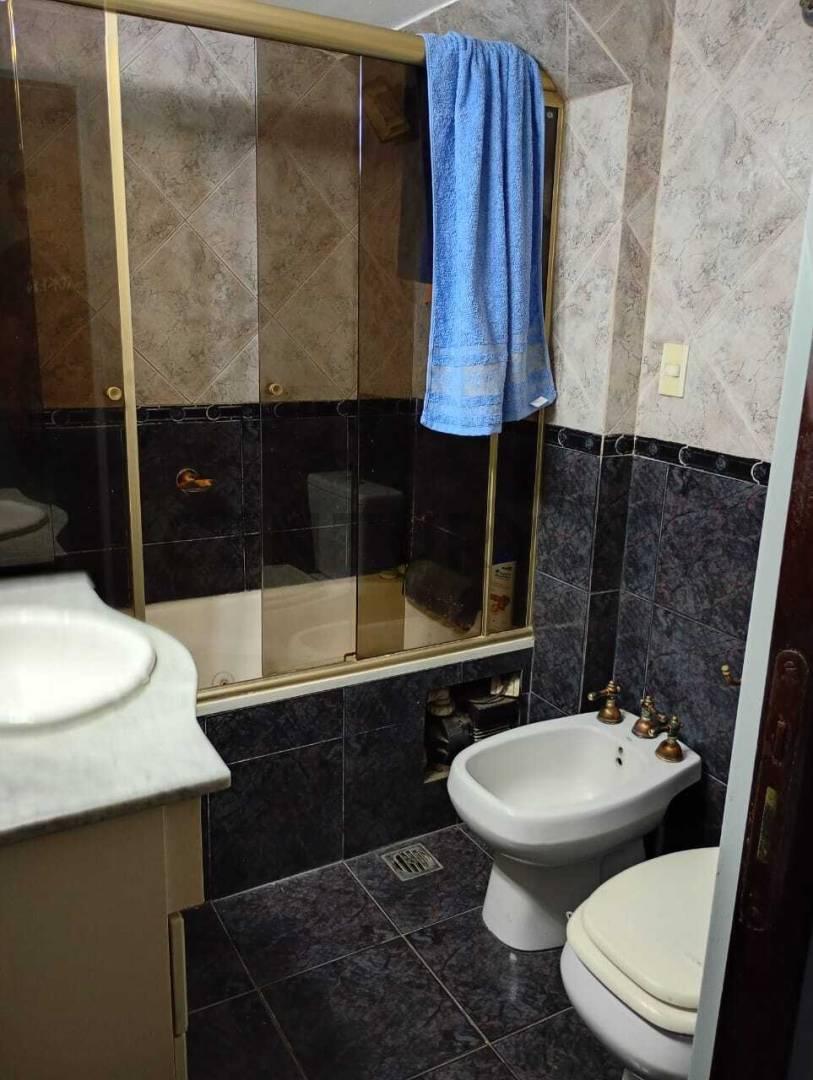 Foto de VENTA DE CASA, LOCAL Y TRES DEPARTAMENTOS DE DOS AMBIENTES EN HURLINGHAM, imagen 3