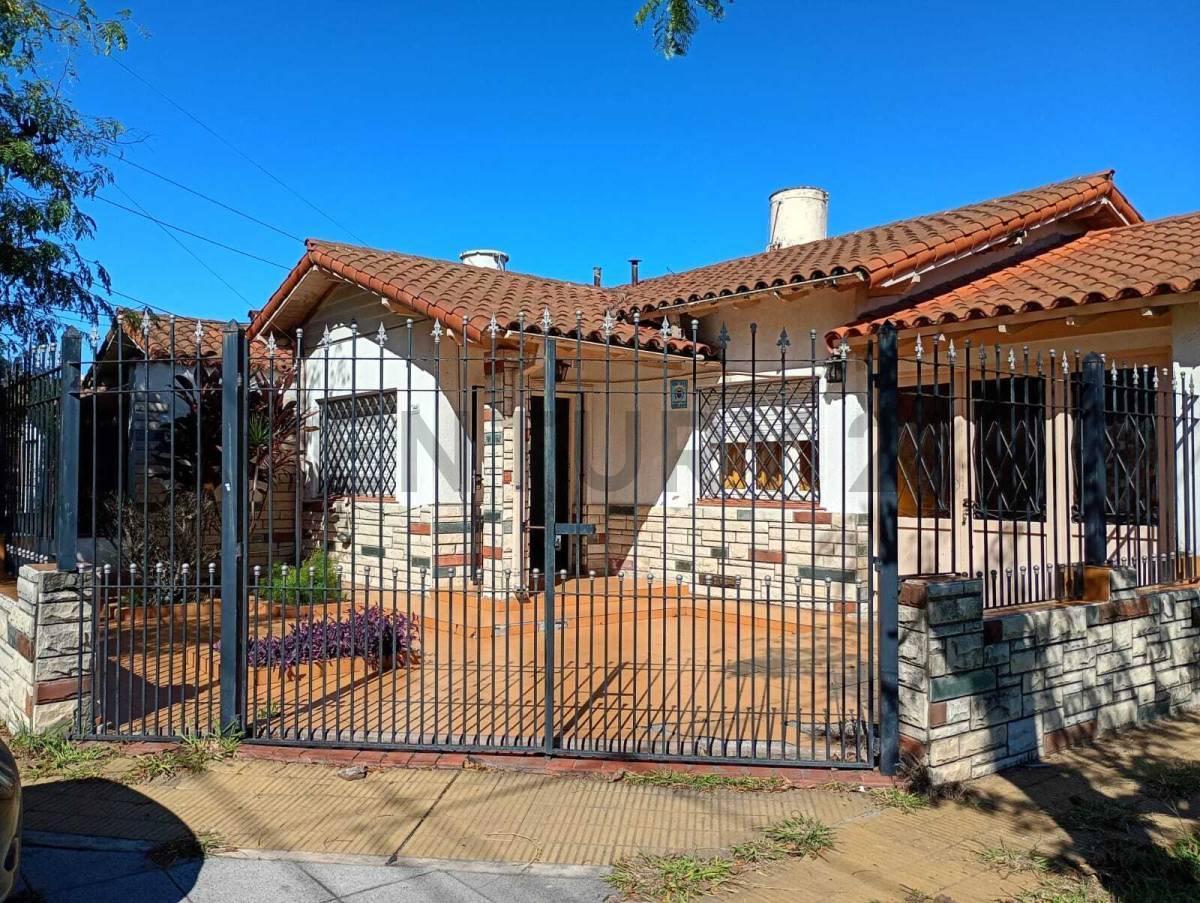 Foto de Venta casa de 3 ambientes con patio, cochera y quincho en Lomas de, imagen 1