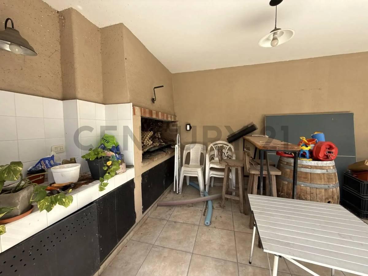 Foto de VENTA CASA DE 5 AMBIENTES CON COCHERA QUINCHO Y PILETA EN SAN MIGUEL, imagen 2