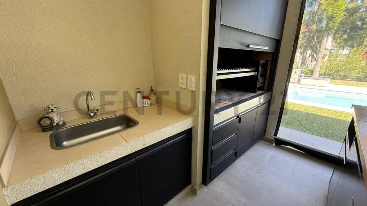 Foto de Hermosa casa de 4 ambientes con Galería, parrilla, jardín y pileta, imagen 5