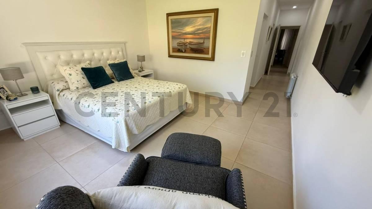 Foto de Hermosa casa de 4 ambientes con Galería, parrilla, jardín y pileta, imagen 3