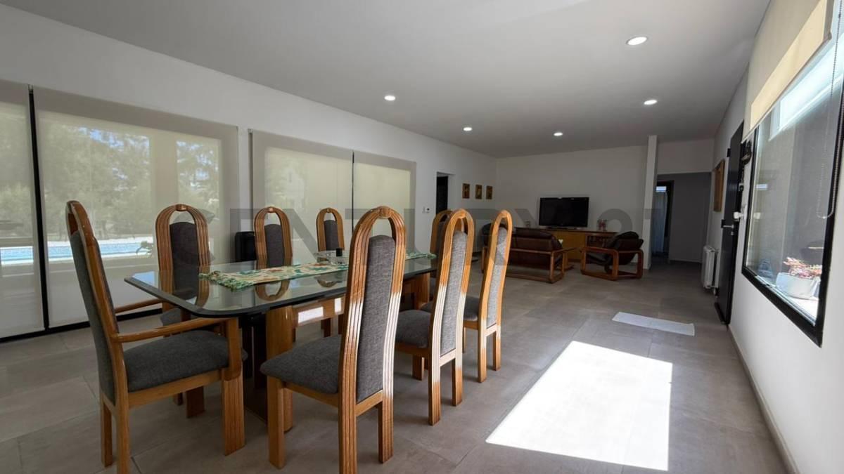Foto de Hermosa casa de 4 ambientes con Galería, parrilla, jardín y pileta, imagen 2
