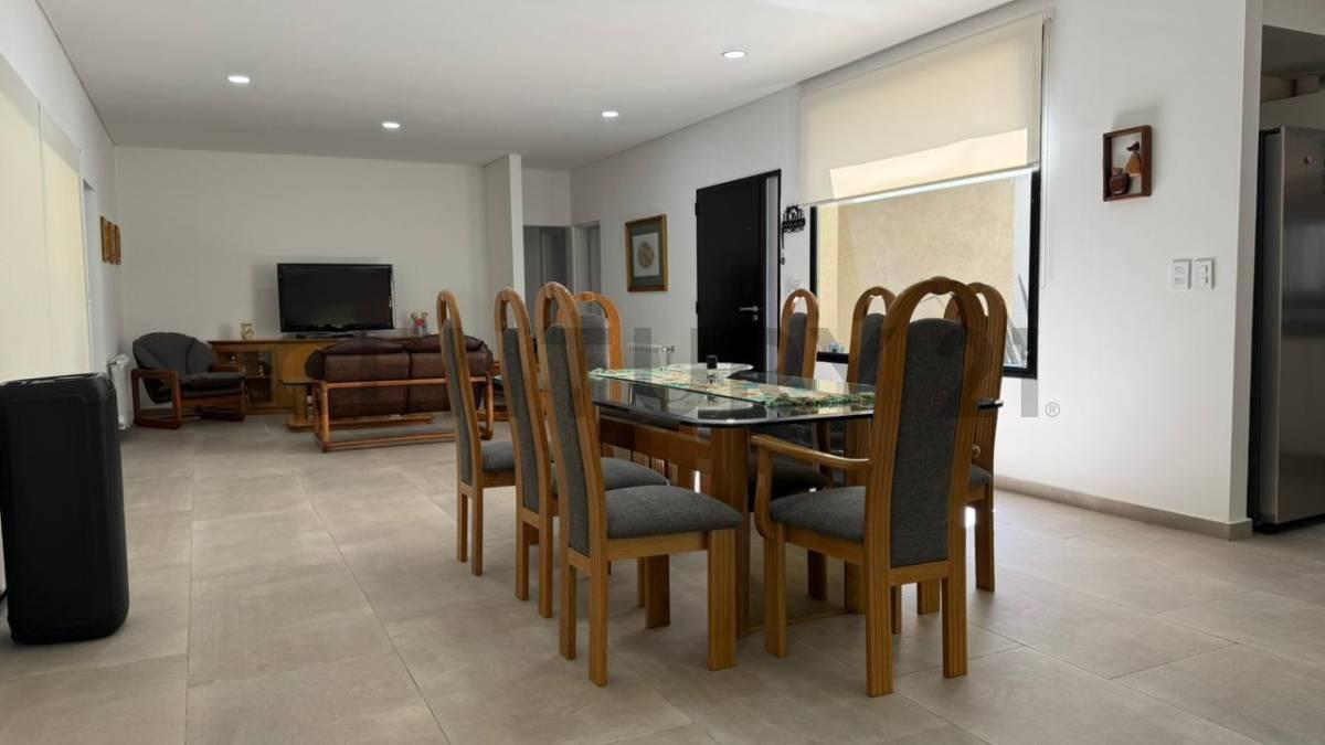 Foto de Hermosa casa de 4 ambientes con Galería, parrilla, jardín y pileta, imagen 1