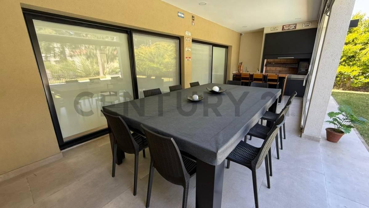 Foto de Hermosa casa de 4 ambientes con Galería, parrilla, jardín y pileta, imagen 4
