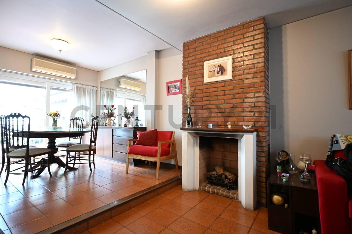 Foto de VENTA DÚPLEX DE 4 AMBIENTES CON DEPENDENCIA COCHERA Y PATIO EN VILLA, imagen 2