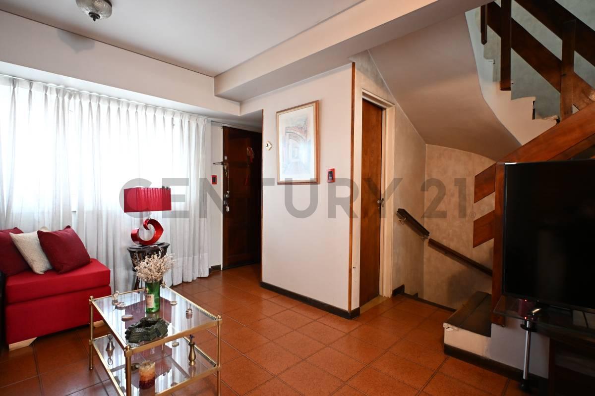 Foto de VENTA DÚPLEX DE 4 AMBIENTES CON DEPENDENCIA COCHERA Y PATIO EN VILLA, imagen 3