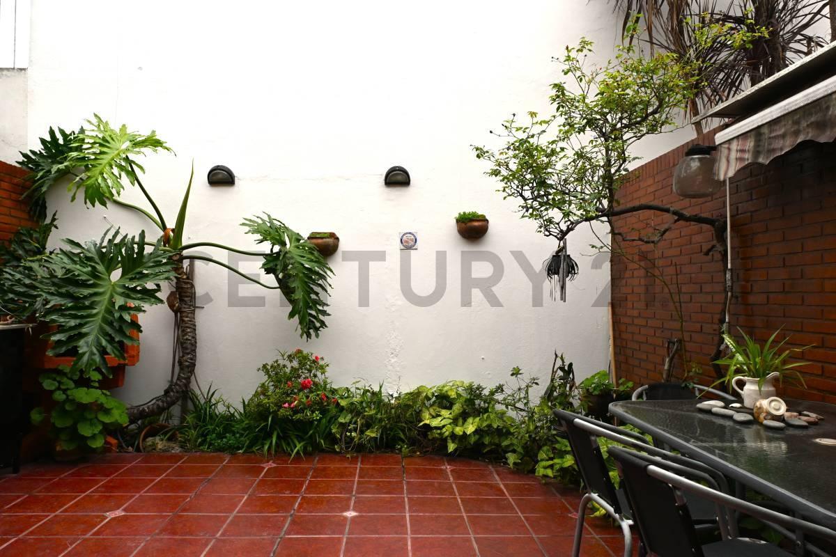 Foto de VENTA DÚPLEX DE 4 AMBIENTES CON DEPENDENCIA COCHERA Y PATIO EN VILLA, imagen 4