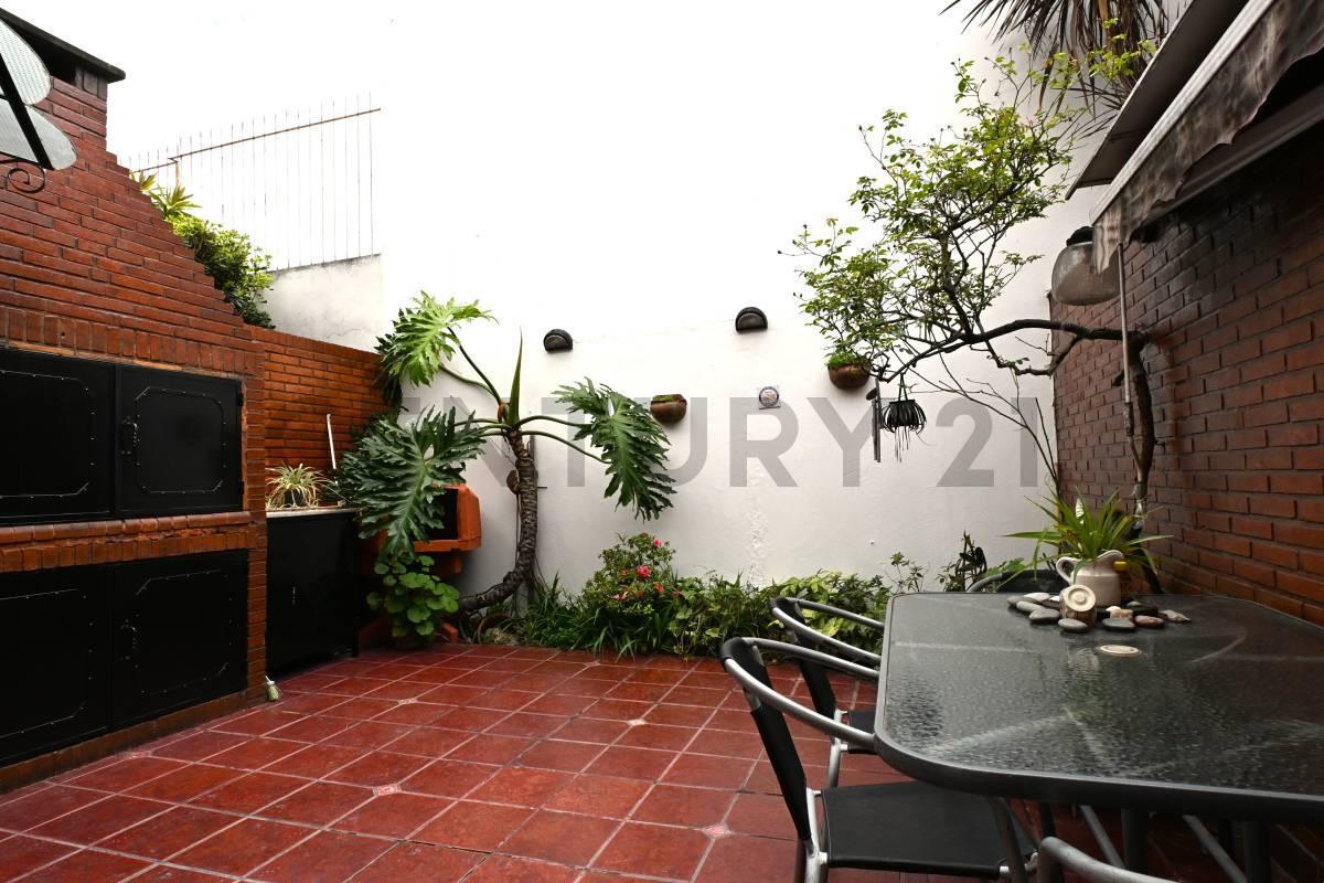 Foto de VENTA DÚPLEX DE 4 AMBIENTES CON DEPENDENCIA COCHERA Y PATIO EN VILLA, imagen 1