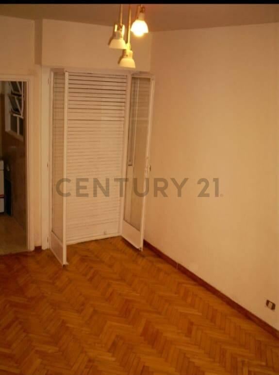 Foto de Venta de monoambiente con balcón frances en flores, ideal inversión., imagen 1