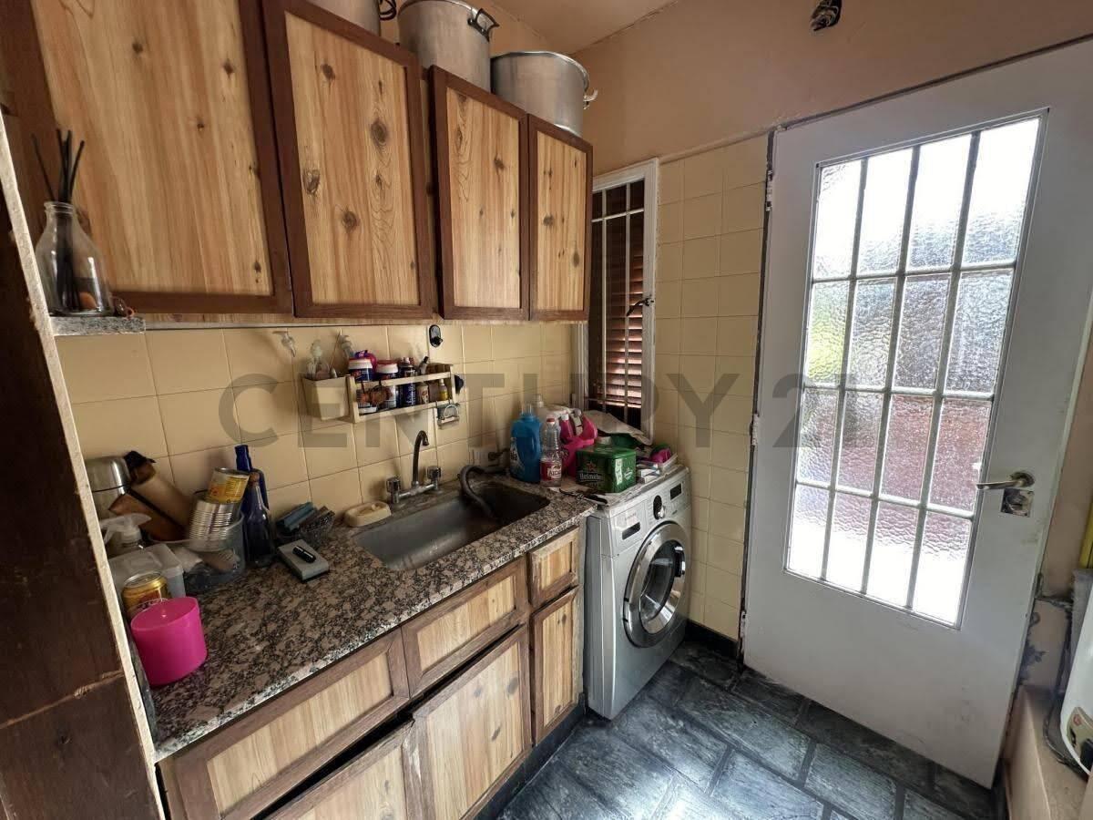 Foto de VENTA CASA DE 4 AMBIENTES CON COCHERA, PILETA Y GRAN JARDIN EN LA PLATA, imagen 3