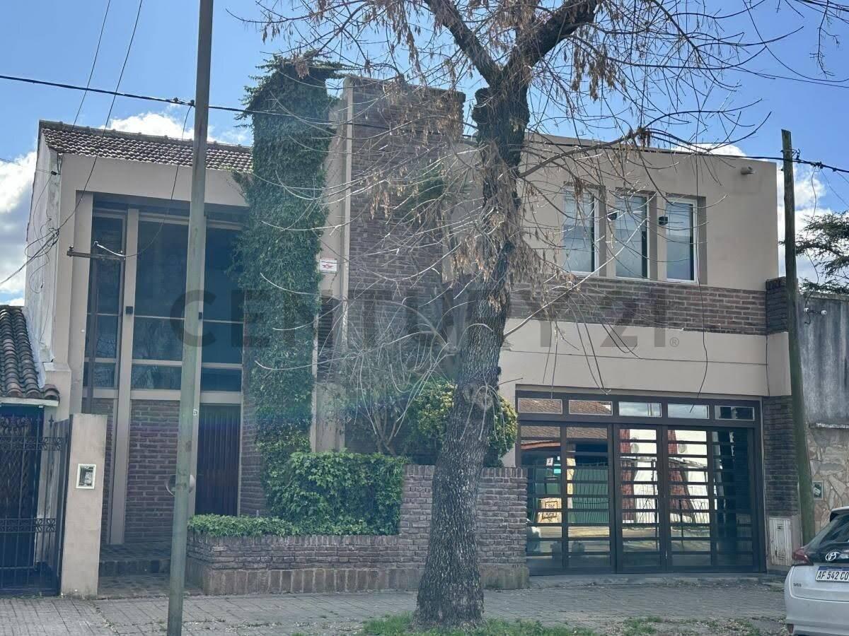 Foto de VENTA CASA DE 4 AMBIENTES CON COCHERA, PILETA Y GRAN JARDIN EN LA PLATA, imagen 4