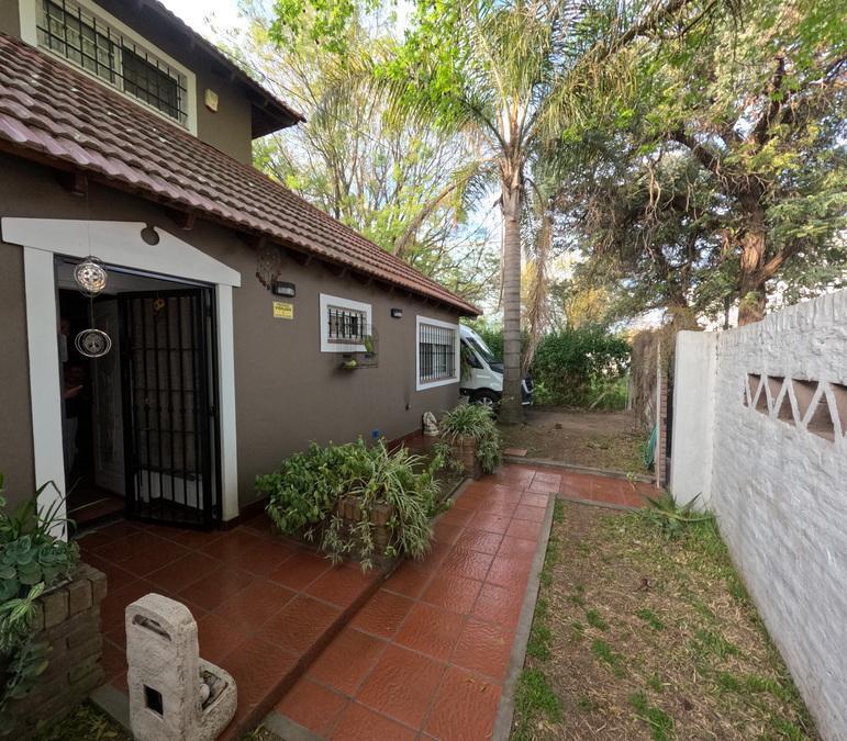 Foto de Casa en venta 4 / 5 ambientes en gran lote parquizado, imagen 1