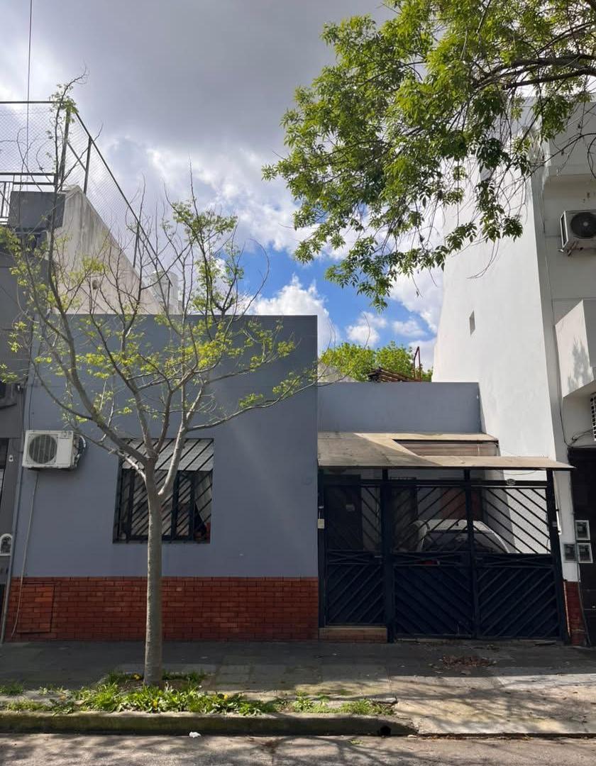 Foto de VENTA DE 2 CASAS EN BLOCK DE 4 Y 2 AMBIENTES CON COCHERA, PATIO, imagen 1