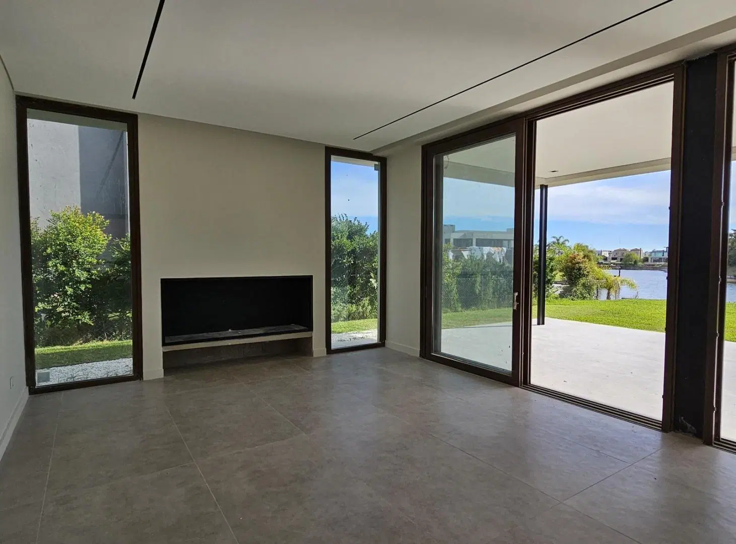 Casa a estrenar en Nordelta con Vista al canal 5