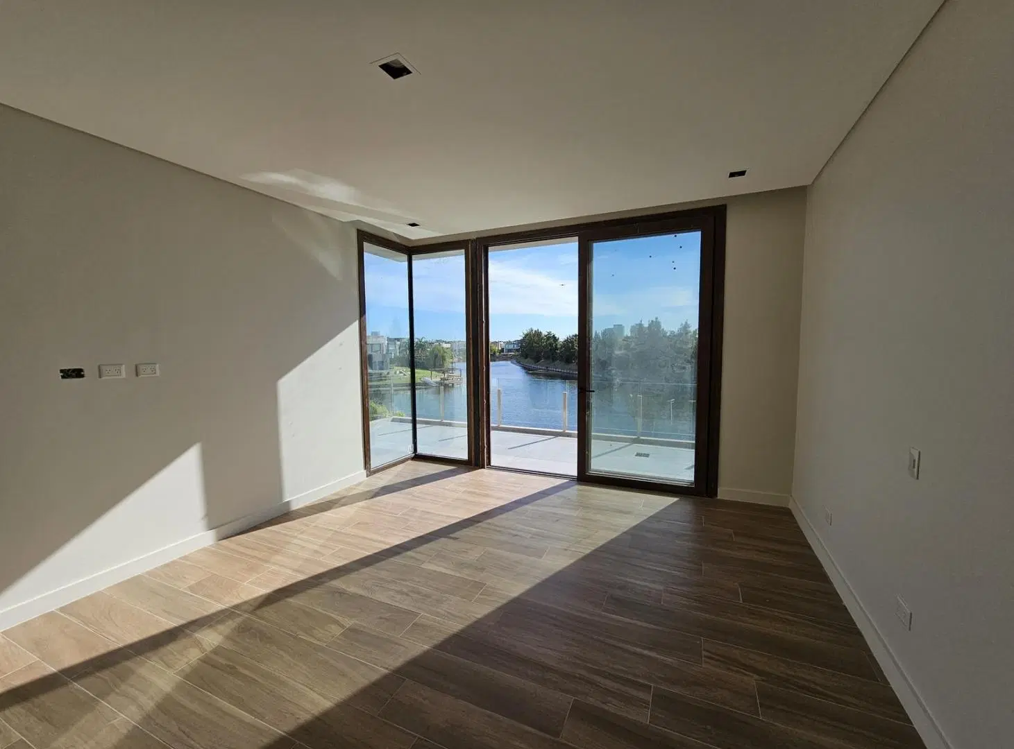 Casa a estrenar en Nordelta con Vista al canal 8