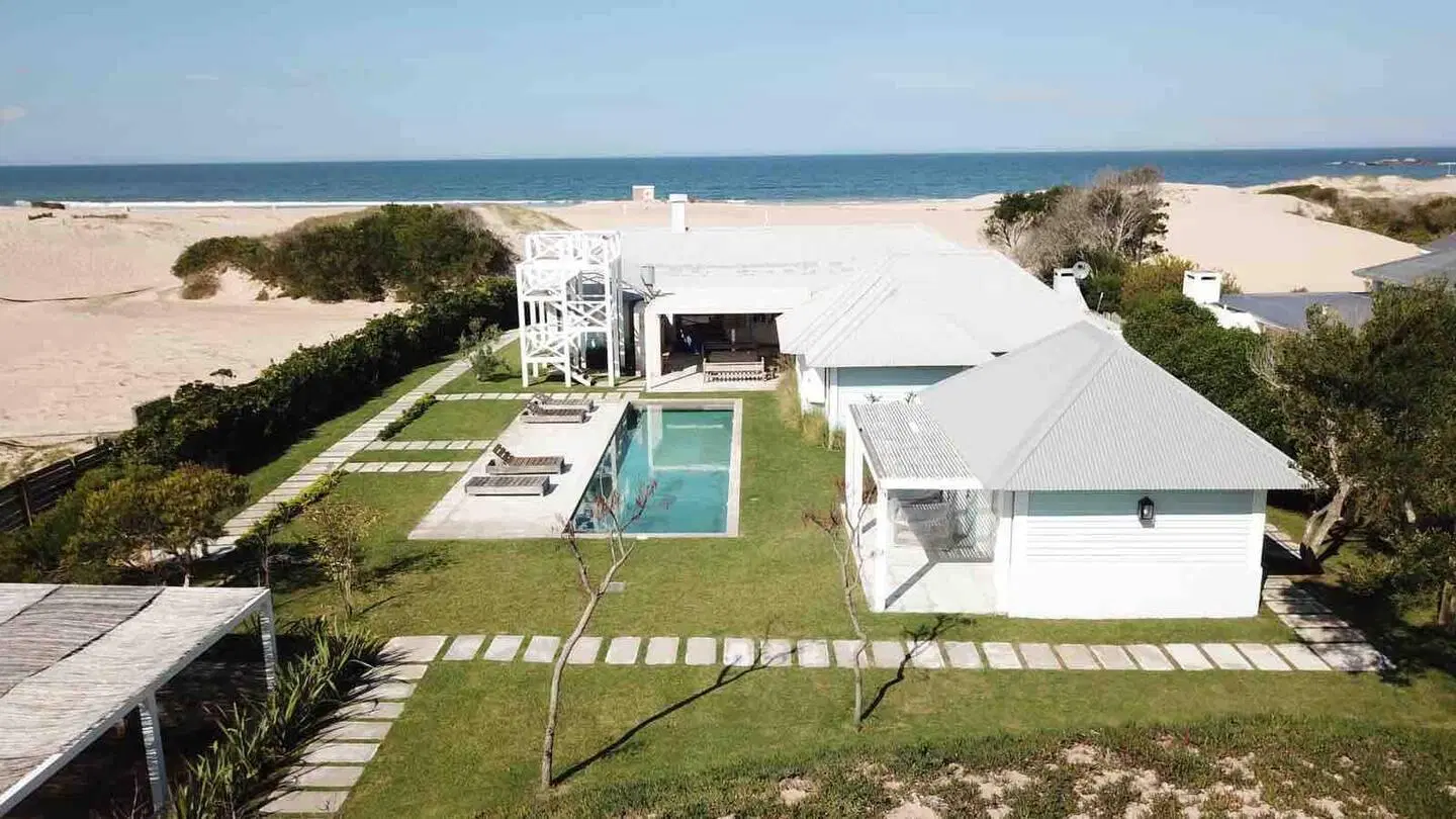 Casa primera fila en Barrio Club del Mar Jose Ignacio 8