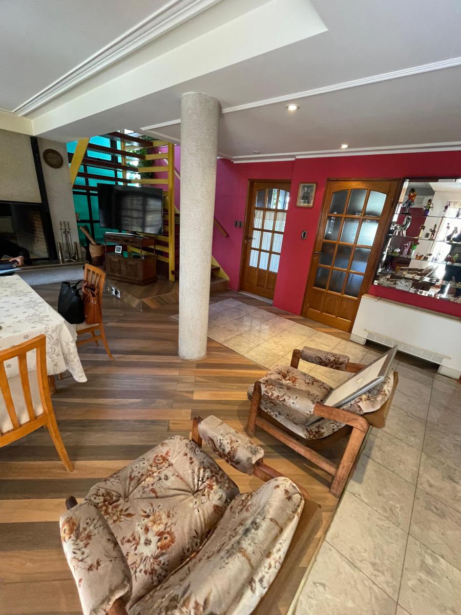 Casa con 4 Dorm., Cochera Garage Amplio y Pileta. 2