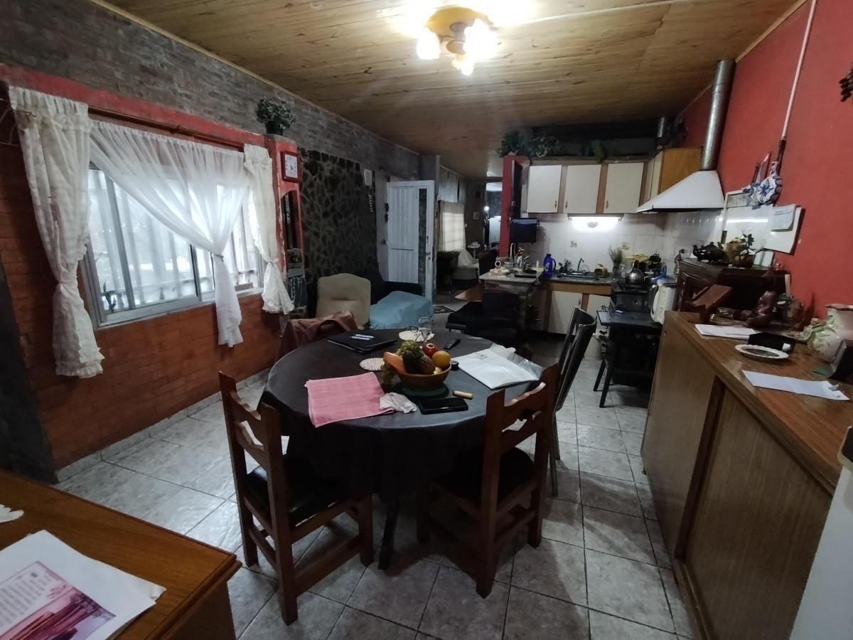 Casa y Duplex, Lote con Dos Propiedades Independientes de 3 Dorm. Cada Una 4