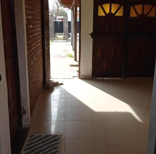 1 CASA Y 2 MONOAMBIENTES.- 3