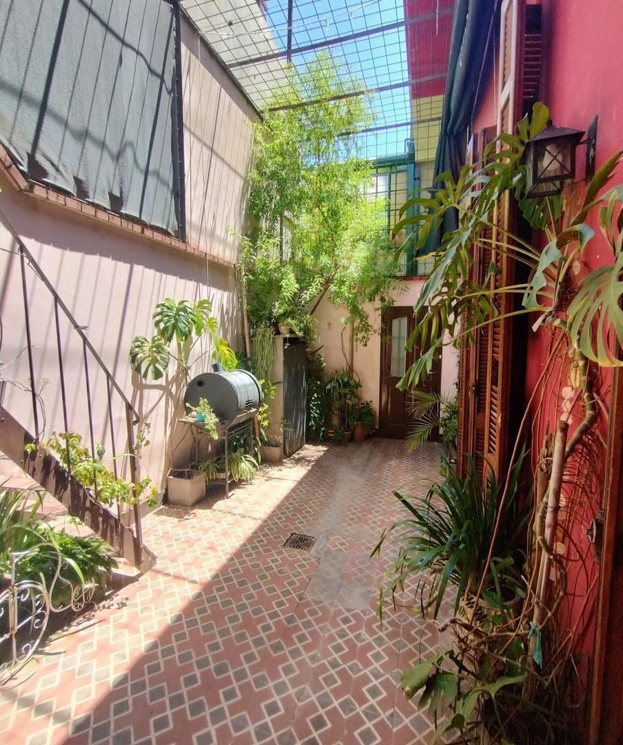 Departamento de pasillo en B° Abasto.