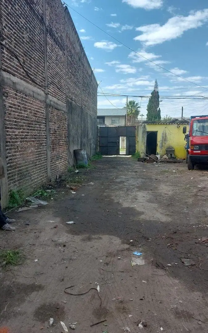 Galpón con local en B° Las Flores. 5