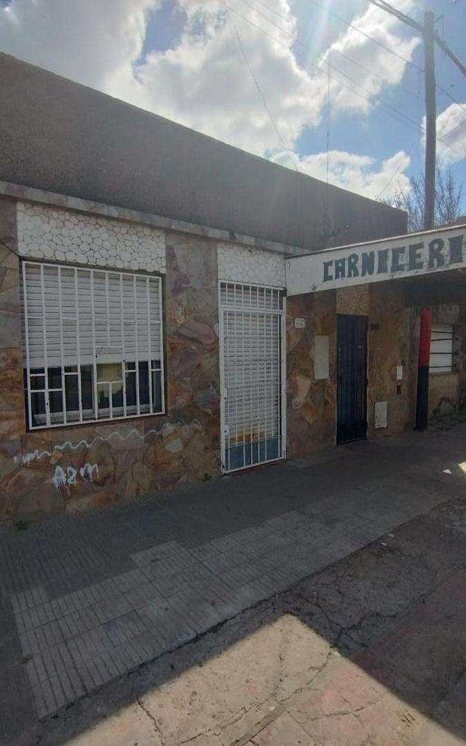 Foto de OPORTUNIDAD: Casa de 2 dormitorios con patio y local al frente en B°, imagen 1