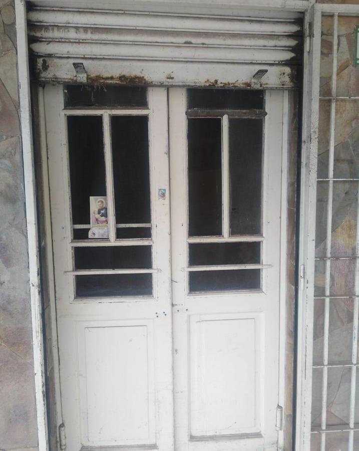 Foto de OPORTUNIDAD: Casa de 2 dormitorios con patio y local al frente en B°, imagen 3