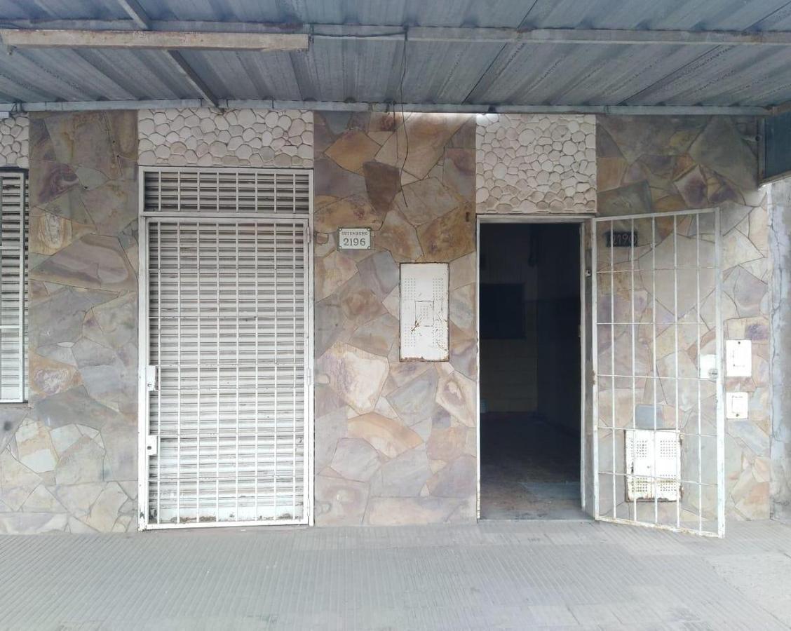 Foto de OPORTUNIDAD: Casa de 2 dormitorios con patio y local al frente en B°, imagen 5