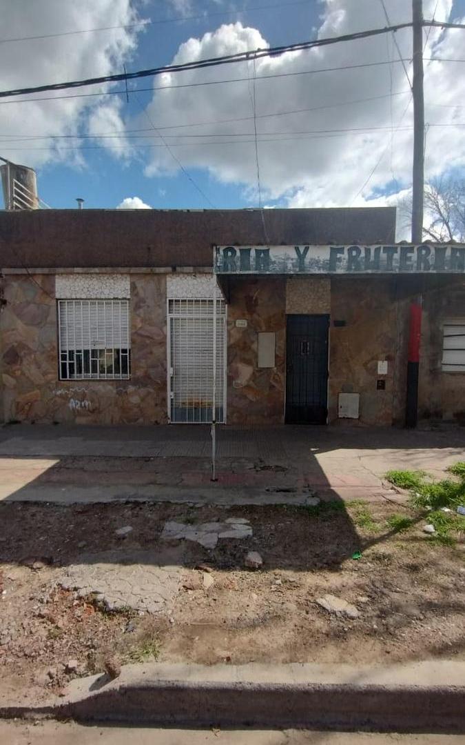 Foto de OPORTUNIDAD: Casa de 2 dormitorios con patio y local al frente en B°, imagen 4