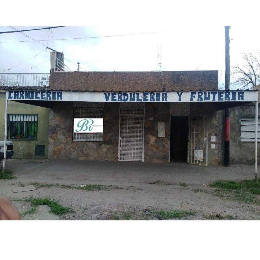 Foto de OPORTUNIDAD: Casa de 2 dormitorios con patio y local al frente en B°, imagen 2