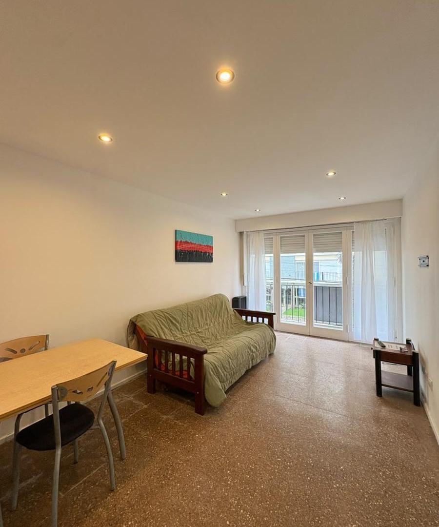 Foto de Departamento 2 ambientes con balcón saliente y dormitorio con ventana a, imagen 4